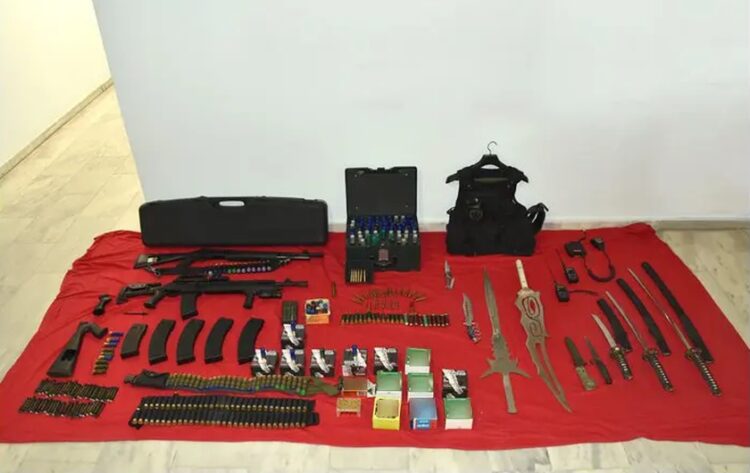 Τα όπλα που βρέθηκαν και κατασχέθηκαν στο σπίτι του 47χρονου (φωτ.: Ελληνική Αστυνομία)