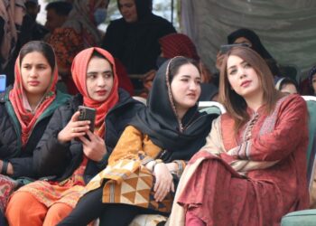 Γυναίκες με τα κινητά τους παρακολουθούν αστυνομική παρέλαση στο Πακιστάν. Η δημοσίευση φωτογραφιών γυναικών θεωρείται θέμα ταμπού σε απομακρυσμένες αγροτικές περιοχές της χώρας (φωτ.: EPA/Amirudin Mughal)