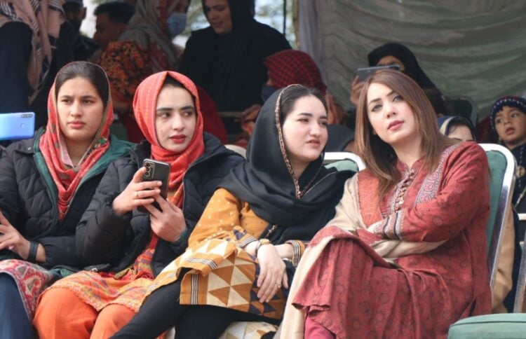 Γυναίκες με τα κινητά τους παρακολουθούν αστυνομική παρέλαση στο Πακιστάν. Η δημοσίευση φωτογραφιών γυναικών θεωρείται θέμα ταμπού σε απομακρυσμένες αγροτικές περιοχές της χώρας (φωτ.: EPA/Amirudin Mughal)