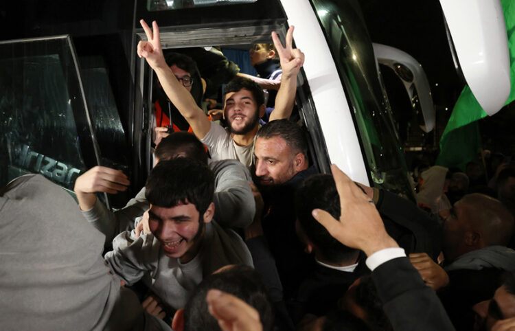 Παλαιστίνιοι που απελευθερώθηκαν από ισραηλινές φυλακές κατά τη διάρκεια της ανακωχής (φωτ.: EPA / Alaa Badarneh)
