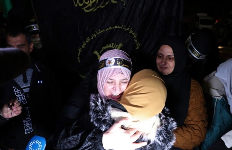 Παλαιστίνια κρατούμενη που αποφυλακίστηκε αγκαλιάζει συγγενή της στη διάρκεια της πενθήμερης εκεχειρίας για την ανταλλαγή ομήρων και κρατουμένων μεταξύ Χαμάς και Ισραήλ (φωτ.: EPA/Alaa Badarneh)