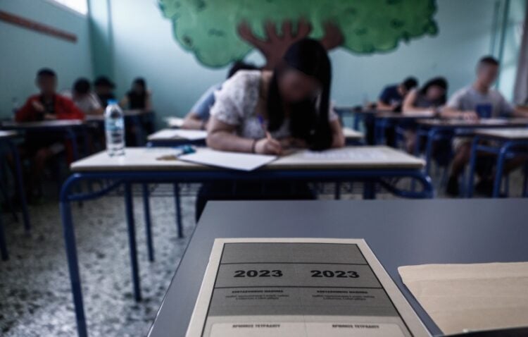 Μαθητές συμμετέχουν στις πανελλήνιες εξετάσεις (φωτ.: EUROKINISSI/Σωτήρης Δημητρόπουλος)