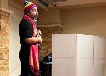 Ο Αλέξης Παρχαρίδης υποδύεται τον γκέι Πόντιο στην παράσταση «Εύξεινος Γέλως» (φωτ.: Facebook / Εύξεινος Λέσχη Αχαρνών & Αττικής «Ο Καπετάν Ευκλείδης»)