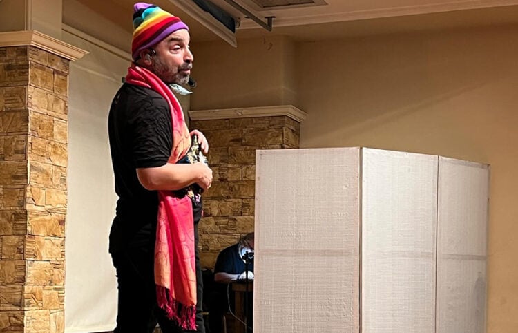 Ο Αλέξης Παρχαρίδης υποδύεται τον γκέι Πόντιο στην παράσταση «Εύξεινος Γέλως» (φωτ.: Facebook / Εύξεινος Λέσχη Αχαρνών & Αττικής «Ο Καπετάν Ευκλείδης»)