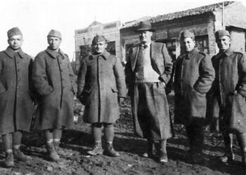 Στο κέντρο ο Γεώργιος Παυλίδης, με παντελόνι του γκολφ, ανάμεσα σε Έλληνες στρατιώτες του αλβανικού μετώπου. Η φωτογραφία τραβήχτηκε στην Πτολεμαΐδα γύρω το 1941 (φωτ.: αρχείο Μ. Παυλίδου)