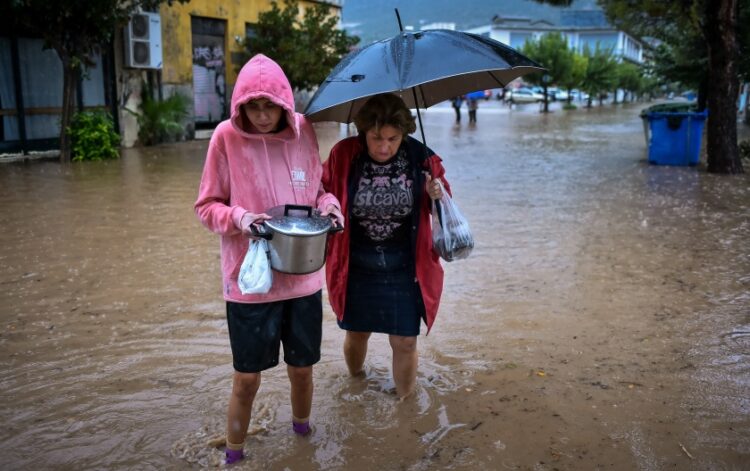 Πλημμυροπαθείς στο Βόλο, τις ημέρες των έντονων βροχοπτώσεων (φωτ.: EUROKINISSI/Βασίλης Οικονόμου)