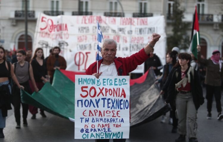 Διαδηλωτές όλων των ηλικιών αυτή την ώρα στους δρόμους της Αθήνας για την 50η επέτειο της εξέγερσης των φοιτητών του Πολυτεχνείου (φωτ.: EUROKINISSI/Σωτήρης Δημητρόπουλος)