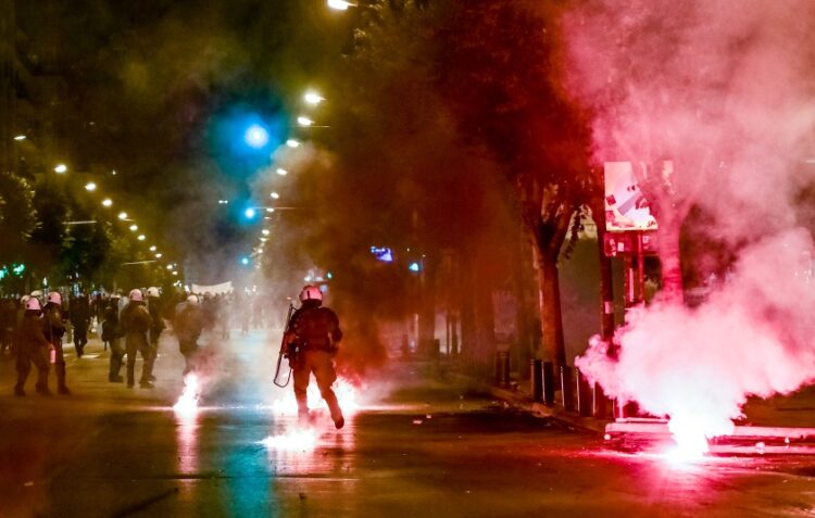 Μάχη αντιεξουσιαστών με τους αστυνομικούς επί της οδού Εγνατίας, στο κέντρο της Θεσσαλονίκης (φωτ.: ΜΟΤΙΟΝΤΕΑΜ/Κωνσταντίνος Τσακιτζής)