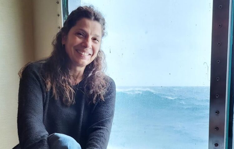 Η Πόπη Τσαπανίδου, χαμογελαστή, με φόντο τον Ατλαντικό ωκεανό (φωτ.: instagram/tsapanidou)