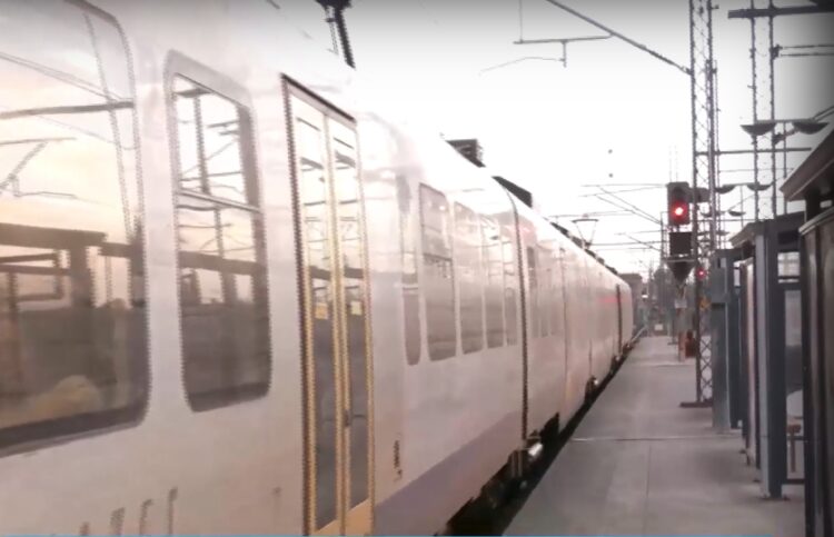 Στιγμιότυπο από τα πρώτα δρομολόγια του προαστιακού σιδηρόδρομου, σήμερα, στον σταθμό της Λάρισας (φωτ.: glomex)