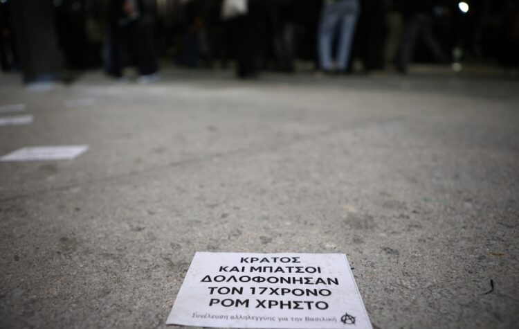 Στιγμιότυπο από συγκέντρωση διαμαρτυρίας για τον θάνατο του 17χρονου Ρομά στη Βοιωτία (φωτ.: EUROKINISSI/Βασίλης Ρεμπάπης)