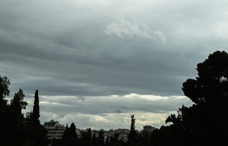 Συννεφιασμένος ο καιρός και στην Αθήνα (φωτ.: EUROKINISSI/Τατιάνα Μπόλαρη)