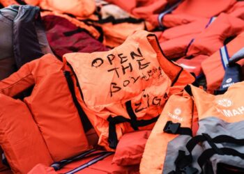 Σωσίβιο που αναγράφει «Ανοίξτε τα σύνορα» αποτελεί σκηνικό διαμαρτυρίας για τα δικαιώματα των μεταναστών, μπροστά στη γερμανική βουλή, στο Βερολίνο (φωτ.: EPA/Clemens Bilan)