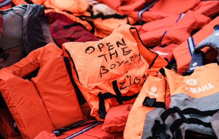Σωσίβιο που αναγράφει «Ανοίξτε τα σύνορα» αποτελεί σκηνικό διαμαρτυρίας για τα δικαιώματα των μεταναστών, μπροστά στη γερμανική βουλή, στο Βερολίνο (φωτ.: EPA/Clemens Bilan)