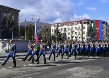 Στρατιωτική παρέλαση του Αζερμπαϊτζάν, στις 8 Νοεμβρίου, για την τρίτη επέτειο του «Πατριωτικού Αγώνα», στο Στεπάνακερτ, την πρωτεύουσα του Αρτσάχ, της οποίας τον έλεγχο έχει πλέον το Μπακού (φωτ.: EPA/Stringer)