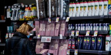 Καταναλώτρια ψωνίζει σε σούπερ μάρκετ (φωτ.: EUROKINISSI/Τατιάνα Μπόλαρη)
