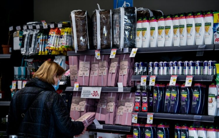 Καταναλώτρια ψωνίζει σε σούπερ μάρκετ (φωτ.: EUROKINISSI/Τατιάνα Μπόλαρη)