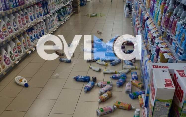 Προϊόντα έχουν πέσει από τα ράφια σε σούπερ μάρκετ του Μαντουδίου (φωτ.: evima.gr)