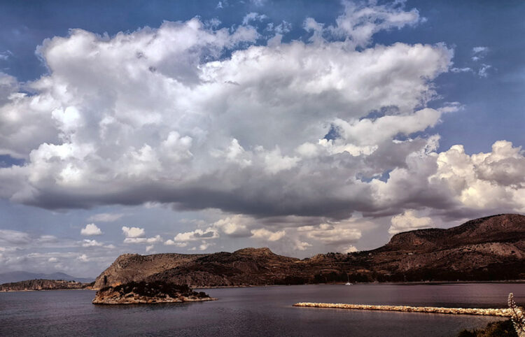 Σύννεφα πάνω από την πόλη του Ναυπλίου (φωτ. αρχείου: ΑΠΕ-ΜΠΕ/ Ευάγγελος Μπουγιώτης)