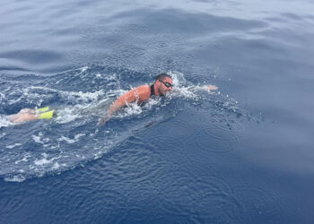 Ο Χαράλαμπος Ταϊγανίδης κολυμπά λίγο έξω από το Ηράκλειο (φωτ.: Facebook / Charalampos Taiganidis)