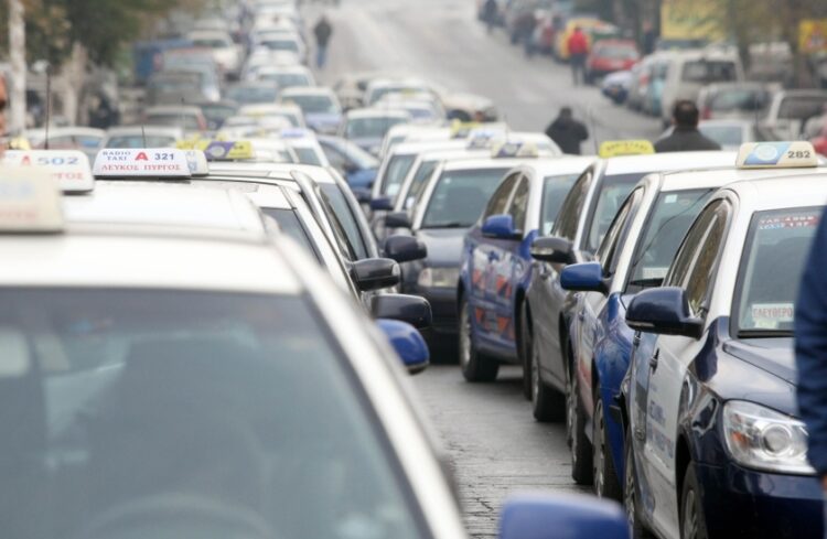 Στιγμιότυπο από παλιότερη διαμαρτυρία των οδηγών ταξί στη Θεσσαλονίκη (φωτ.: ΜΟΤΙΟΝΤΕΑΜ/Βασίλης Βερβερίδης)