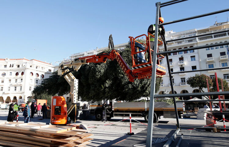Φορτηγό μεταφέρει το χριστουγεννιάτικο δέντρο στην πλατεία Αριστοτέλους (φωτ.: ΑΠΕ-ΜΠΕ / Αχιλλέας Χήρας)