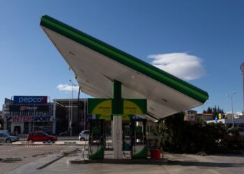 Το στέγαστρο ενός βενζινάδικου στην οδό Λαγκάδα, πήρε κλίση από πτώση δέντρου λόγω των θυελλωδών ανέμων που πνέουν από το πρωί στην Θεσσαλονίκη (φωτ.: ΑΠΕ-ΜΠΕ/Αχιλλέας Χήρας)