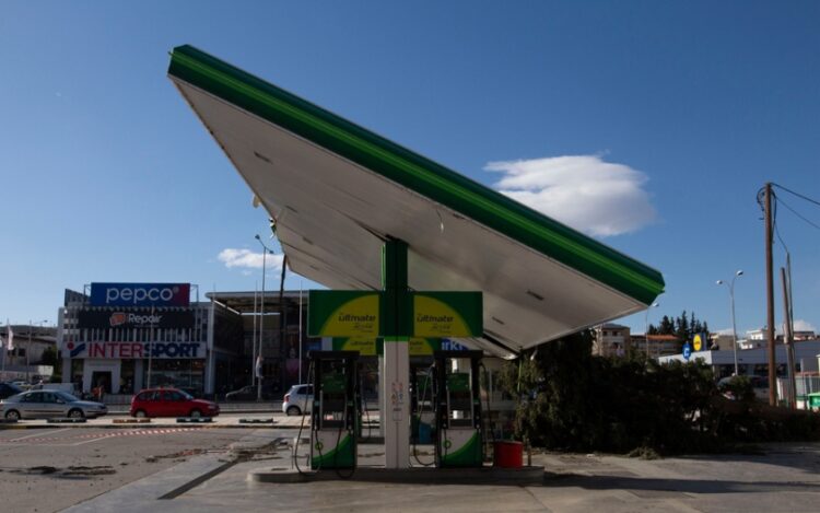 Το στέγαστρο ενός βενζινάδικου στην οδό Λαγκάδα, πήρε κλίση από πτώση δέντρου λόγω των θυελλωδών ανέμων που πνέουν από το πρωί στην Θεσσαλονίκη (φωτ.: ΑΠΕ-ΜΠΕ/Αχιλλέας Χήρας)