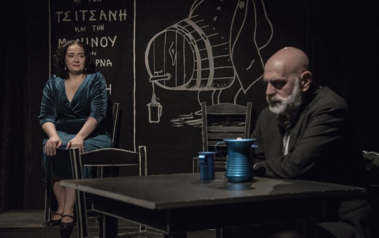 Η Ελένη Ουζουνίδου και ο Δημήτρης Καρατζιάς στη διάρκεια της παράστασης (φωτ.: VAULT Theatre Plus)