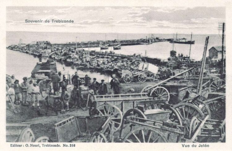 Καρτ ποστάλ όπου απεικονίζονται παρατημένα κάρα στην αποβάθρα της Τραπεζούντας (φωτ.: Wikimedia Commons)