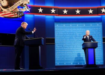 Από αριστερά, ο Ντόναλντ Τραμπ και ο Τζο Μπάιντεν στο ντιμπέιτ των υποψηφίων για την αμερικανική προεδρία, τον Σεπτέμβριο του 2020 (φωτ.: EPA/JIM Lo Scalzo)