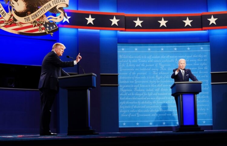Από αριστερά, ο Ντόναλντ Τραμπ και ο Τζο Μπάιντεν στο ντιμπέιτ των υποψηφίων για την αμερικανική προεδρία, τον Σεπτέμβριο του 2020 (φωτ.: EPA/JIM Lo Scalzo)
