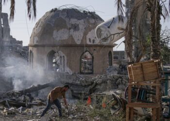 Παλαιστίνιος ερευνά τα ερείπια που άφησε πίσω του ισραηλινό αεροπορικό χτύπημα σε τζαμί της Γάζας (φωτ: EPA/Mohammed Saber)