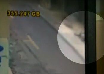 Στιγμιότυπο από το βίντεο όπου φαίνεται ένα από τα θύματα πεσμένο στο έδαφος (φωτ.: glomex)