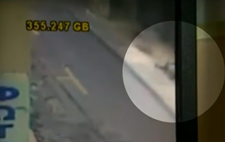 Στιγμιότυπο από το βίντεο όπου φαίνεται ένα από τα θύματα πεσμένο στο έδαφος (φωτ.: glomex)