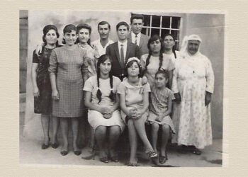 Η οικογένεια Ζοχραμπιάν στις ΗΠΑ. Από αριστερά η Αγκαβνί, η Μανός, η Μαριάμ, ο Βαρτάν, ο Μικαΐλ, ο Νουμπάρ, η Σάμο, η Ντουρά και στα λευκά η γιαγιά Γκοχάρ. Καθιστές είναι από αριστερά η Αζνιέφ, η Μαρό και μια γειτονοπούλα (φωτ.: armenianweekly.com)