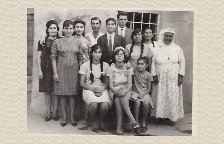 Η οικογένεια Ζοχραμπιάν στις ΗΠΑ. Από αριστερά η Αγκαβνί, η Μανός, η Μαριάμ, ο Βαρτάν, ο Μικαΐλ, ο Νουμπάρ, η Σάμο, η Ντουρά και στα λευκά η γιαγιά Γκοχάρ. Καθιστές είναι από αριστερά η Αζνιέφ, η Μαρό και μια γειτονοπούλα (φωτ.: armenianweekly.com)
