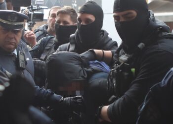 Ο 18χρονος που κατηγορείται για την επίθεση με ναυτική φωτοβολίδα σε βάρος του 31χρονου αστυνομικού στα επεισόδια στου Ρέντη οδηγείται στην ανακρίτρια για να απολογηθεί (φωτ.: Eurokinissi/Στέλιος Στεφάνου)