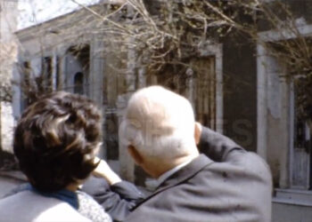 Μπροστά από το σπίτι της οικογένειας Αθανασόγλου στο Κορδελιό, το 1963 (πηγή: YouTube / Aylon Film Archives)