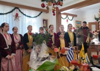 Mέλη του Μορφωτικού Πολιτιστικού  Συλλόγου  Βατολάκκου ψάλλουν τα ποντικά κάλαντα των Χριστουγέννων στον μητροπολίτη   Γρεβενών κ. Δαβίδ (φωτ.: greveniotis.gr)