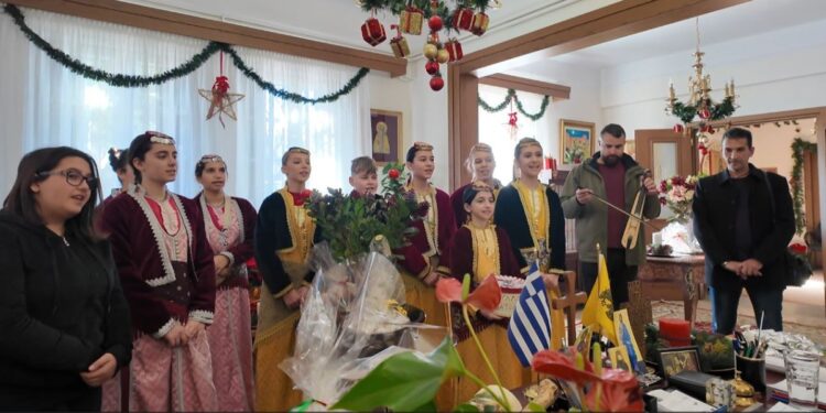 Mέλη του Μορφωτικού Πολιτιστικού  Συλλόγου  Βατολάκκου ψάλλουν τα ποντικά κάλαντα των Χριστουγέννων στον μητροπολίτη   Γρεβενών κ. Δαβίδ (φωτ.: greveniotis.gr)
