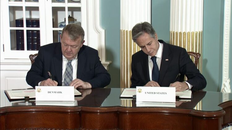 Οι ΥΠΕΞ Δανίας και ΗΠΑ υπογράφουν τη συμφωνία αμυντικής συνεργασίας (φωτ.: YouTube/U.S. Department of State)