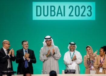 Το προεδρείο της  διάσκεψης COP28 που γίνεται στο Ντουμπάι χειροκροτά την επίτευξη της ιστορικής συμφωνίας για εγκατάλειψη των ορυκτών καυσίμων (φωτ.: EPA/Martin Divisek)
