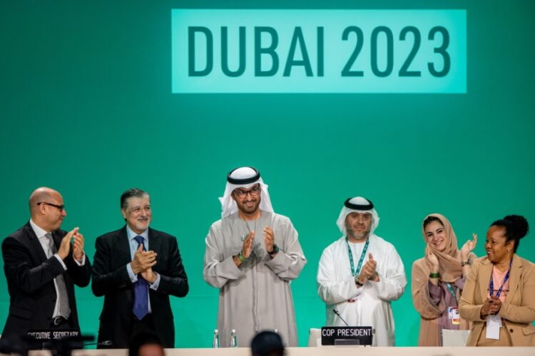 Το προεδρείο της  διάσκεψης COP28 που γίνεται στο Ντουμπάι χειροκροτά την επίτευξη της ιστορικής συμφωνίας για εγκατάλειψη των ορυκτών καυσίμων (φωτ.: EPA/Martin Divisek)