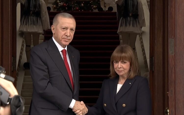 Ο Τούρκος πρόεδρος Ρετζέπ Ταγίπ Ερντογάν με την Κατερίνα Σακκελαροπούλου στο Προεδρικό Μέγαρο (φωτ.: ertnews)