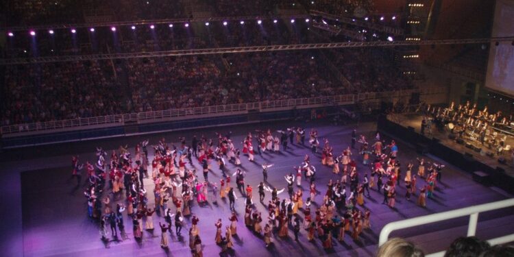 Φωτογραφία από τη συμμετοχή του Συλλόγου Ποντίων Μεταμόρφωσης «Ο Εύξεινος Πόντος» στο 17ο Πανελλαδικό Φεστιβάλ Ποντιακών Χορών που έγινε στην Κομοτηνή (φωτ.: Facebook.com/efxsinospontos)