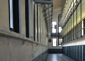 Διάδρομος και κελιά φυλακής (φωτ. αρχείου: Pixabay/Daniel Vanderkin)