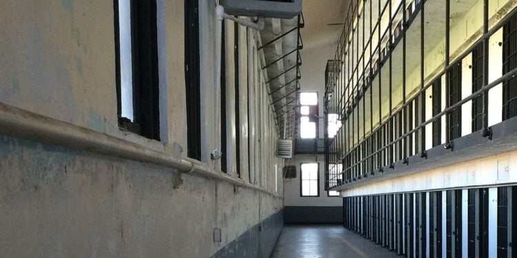 Διάδρομος και κελιά φυλακής (φωτ. αρχείου: Pixabay/Daniel Vanderkin)