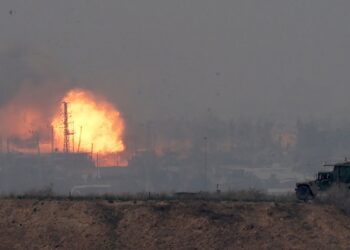 Έκρηξη μετά από ισραηλινή αεροπορική επιδρομή στη Λωρίδα της Γάζας, ενώ ταυτόχρονα τα ισραηλινά στρατιωτικά οχήματα  προωθούνται στην περιοχή (φωτ.: EPA/Atef Safad)