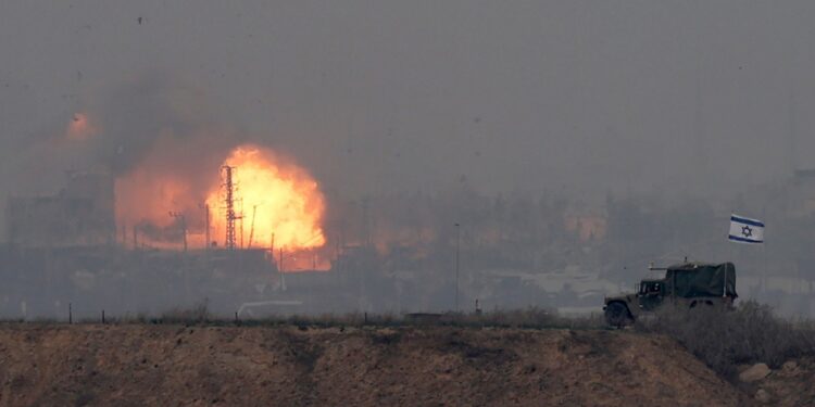 Έκρηξη μετά από ισραηλινή αεροπορική επιδρομή στη Λωρίδα της Γάζας, ενώ ταυτόχρονα τα ισραηλινά στρατιωτικά οχήματα  προωθούνται στην περιοχή (φωτ.: EPA/Atef Safad)
